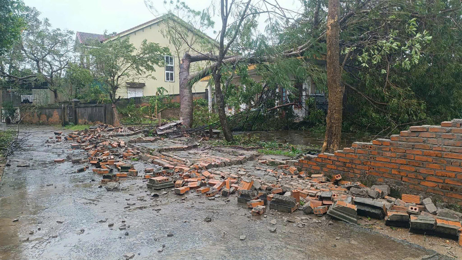 Tường rào của Trường THCS Tôn Quang Phiệt bị đổ sập. Ảnh: Nam Nguyễn ton-quang-phiet.jpg