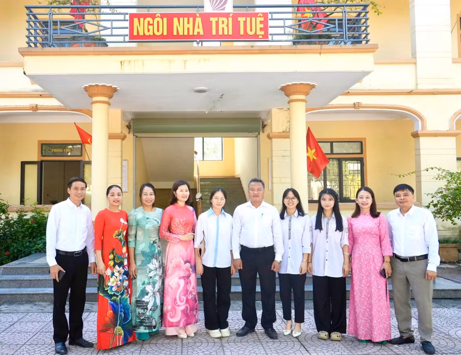 Cán bộ giáo viên Trường THPT Thanh Chương 3 (Cát Ngạn, Nghệ An) cùng các học sinh đạt kết quả cao tại Kỳ thi tốt nghiệp THPT năm 2025. Ảnh: Hồ Lài