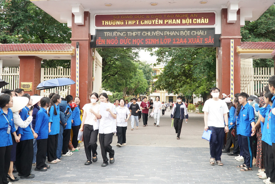 Thí sinh hoàn thành bài thi môn Toán tại điểm thi Trường THPT chuyên Phan Bội Châu, Nghệ An. sn100122.jpg