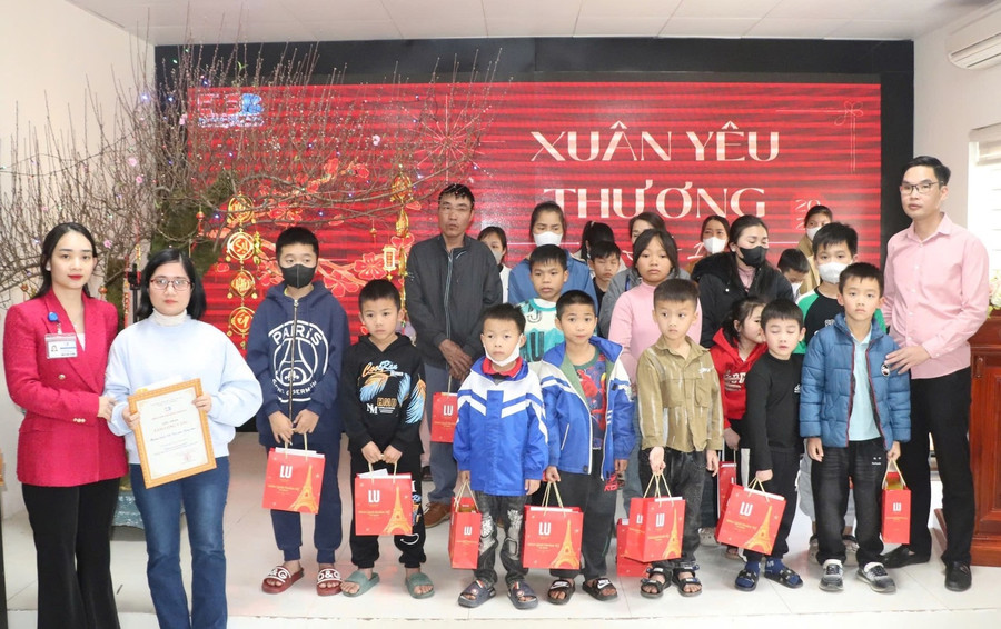 Những món quà tết ý nghĩa được trao gửi đến bệnh nhi đang điều trị tại Bệnh viện Ung bướu Nghệ An. Ảnh: BVCC