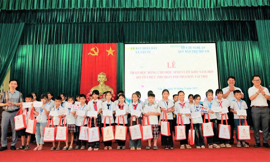 Đại diện Quỹ bảo trợ trẻ em tỉnh Nghệ An và Tổ chức Zhi Shan Foundation tại Việt Nam trao học bổng và quà cho học sinh xã Vân Tụ, Nghệ An. trao-hoc-bong-1.jpg