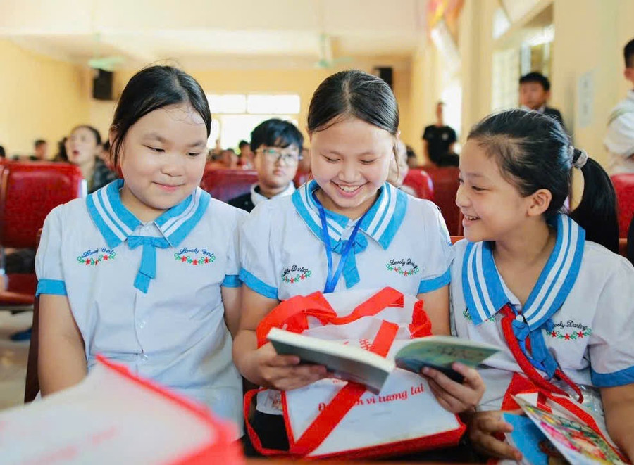 Niềm vui nhận quà trong dịp đầu năm học mới của học sinh tỉnh Nghệ An. trao-hoc-bong-3.jpg