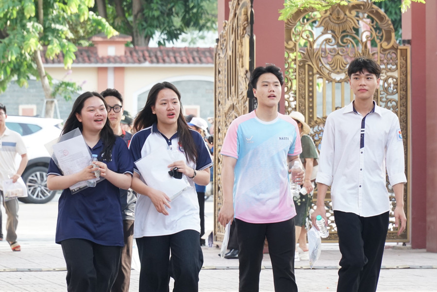 Thí sinh đến sớm tại điểm thi Trường THPT Huỳnh Thúc Kháng (TP Vinh, Nghệ An). sn100220.jpg