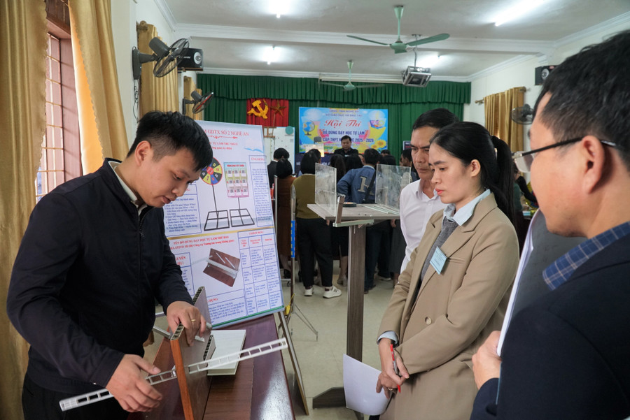 Ban giám khảo chấm sản phẩm tại Hội thi "Đồ dùng dạy học tự làm GDTX cấp THPT. Ảnh: Hồ Lài