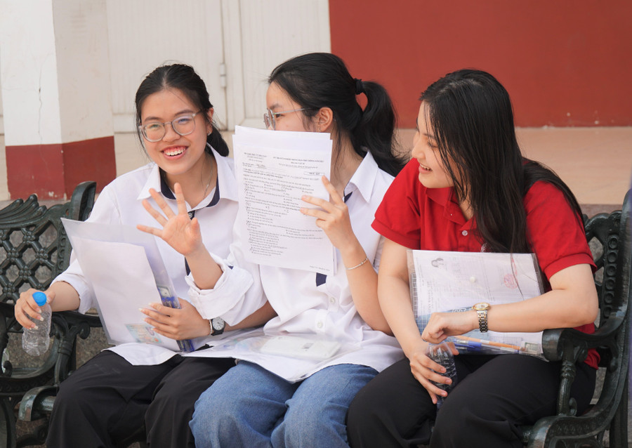 Thí sinh trao đổi bài sau buổi thi môn tự chọn. sn100310.jpg