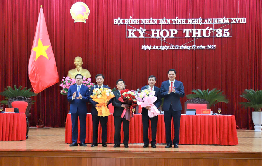 Ông Hoàng Nghĩa Hiếu, Chủ tịch HĐND tỉnh; ông Võ Trọng Hải, Chủ tịch UBND tỉnh tặng hoa chúc mừng ông Thái Văn Thành và cán bộ vừa được miễn nhiệm, bầu làm Ủy viên UBND tỉnh.