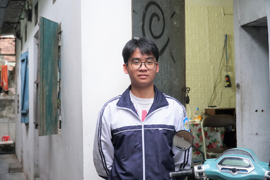 Trần Nguyên Khải trước phòng trọ nhỏ - nơi em ở suốt năm lớp 12 để tập trung cho việc học. Ảnh: Hồ Lài