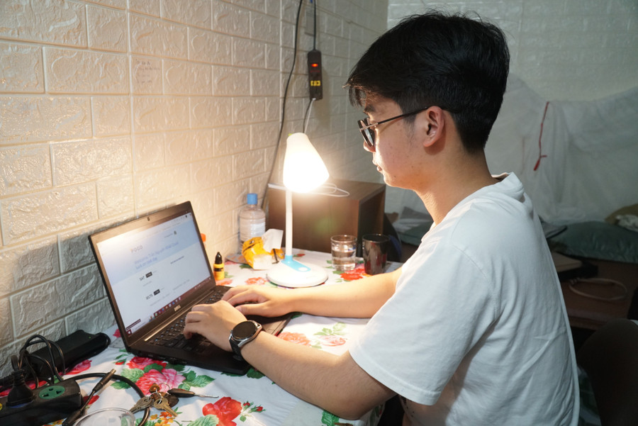 Khải hiện đang ở trọ đi học thêm tiếng Anh trước khi ra nhập học Đại học Bách Khoa Hà Nội. Ảnh: Hồ Lài tran-nguyen-khai-3.jpg