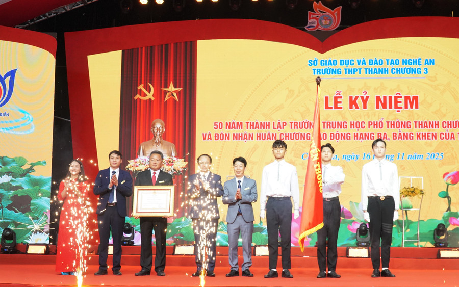 Trường THPT Thanh Chương 3 (Cát Ngạn, Nghệ An) vinh dự đón nhận Huân chương Lao động hạng Ba lần thứ 2, năm 2025. Ảnh: Hồ Lài
