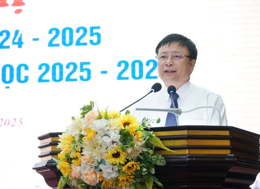 Ông Bùi Đình Long - Phó Chủ tịch UBND tỉnh Nghệ An phát biểu chỉ đạo tại hội nghị. Ảnh: Hồ Lài tong-ket-nam-hoc-8.jpg