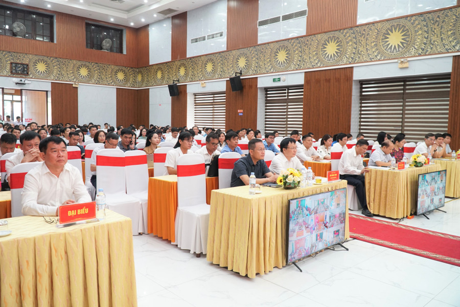 Lần đầu tiên, hội nghị của ngành giáo dục Nghệ An có sự tham gia của Phó Chủ tịch UBND xã, phường và Trưởng phòng Văn hóa – Xã hội của 130 xã, phường trên địa bàn tỉnh. Ảnh: Hồ Lài tong-ket-nam-hoc-2.jpg