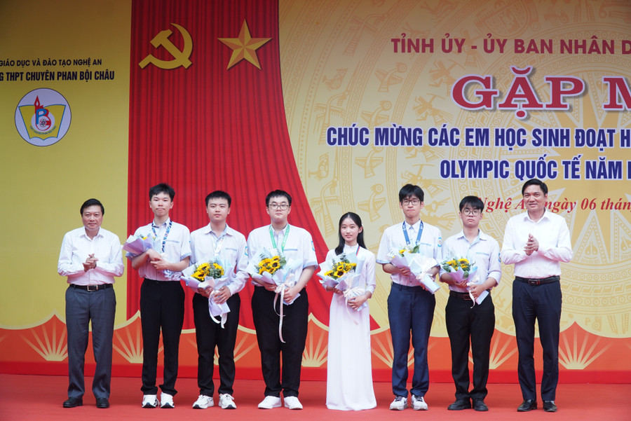 Lãnh đạo tỉnh Nghệ An tặng hoa chúc mừng học sinh đạt giải tại các kỳ thi Olympic khu vực và quốc tế năm 2025. Ảnh: Hồ Lài sn100718.jpg