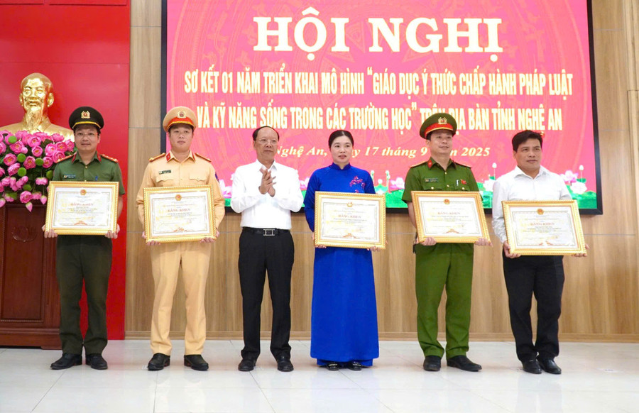 Ông Bùi Thanh An - Phó Chủ tịch UBND tỉnh Nghệ An trao bằng khen cho 3 tập thể, 3 cá nhân có thành tích xuất sắc trong triển khai mô hình. Ảnh: Hồ Lài