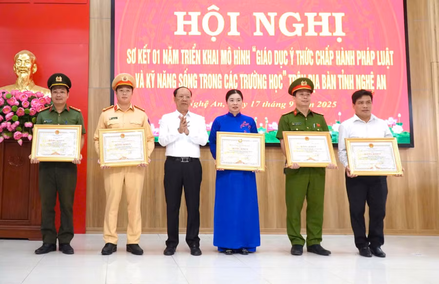 Ông Bùi Thanh An - Phó Chủ tịch UBND tỉnh Nghệ An trao bằng khen cho 3 tập thể, 3 cá nhân có thành tích xuất sắc trong triển khai mô hình. Ảnh: Hồ Lài