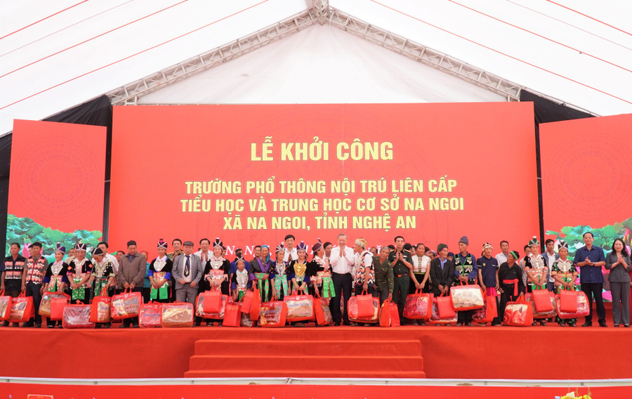 Tổng Bí thư Tô Lâm trao quà cho 50 hộ dân xã Na Ngoi khoi-cong-truong-lien-cap-na-ngoi-11.jpg