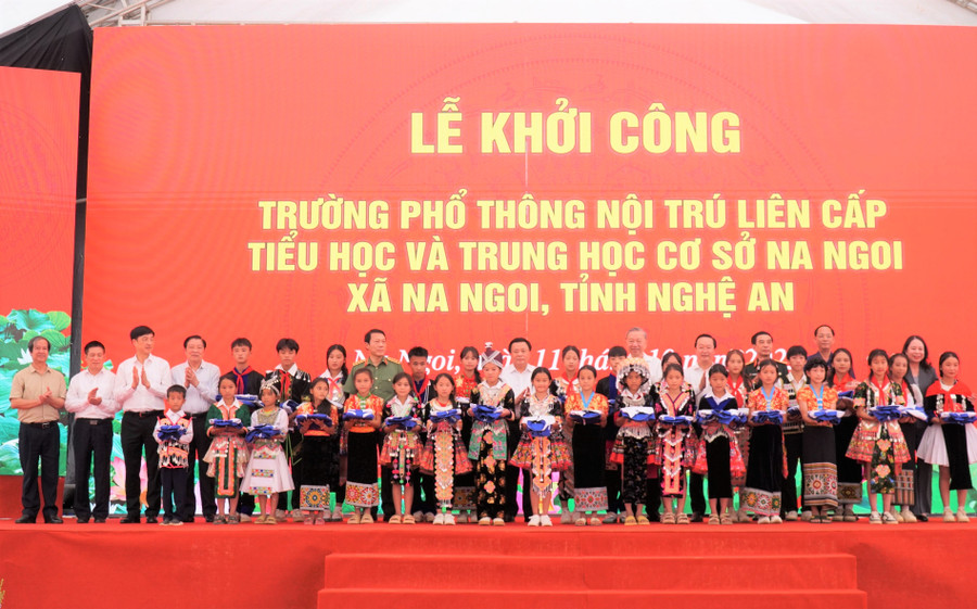 Tổng Bí thư Tô Lâm trao quà cho 30 học sinh có hoàn cảnh khó khăn, vươn lên trong học tập. Ảnh: Hồ Lài khoi-cong-truong-lien-cap-na-ngoi-10.jpg