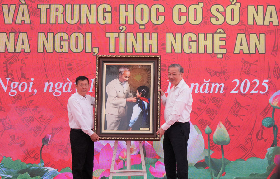 Tổng Bí thư Tô Lâm trao quà tới tập thể Trường Phổ thông dân tộc bán trú THCS Na Ngoi, Nghệ An. Ảnh: Hồ Lài khoi-cong-truong-lien-cap-na-ngoi-9.jpg