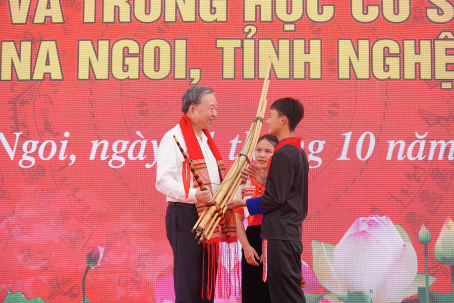 Các em học sinh xã Na Ngoi tặng Tổng Bí thư Tô Lâm khèn và khăn Piêu, nét bản sắc của đồng bào dân tộc thiểu số trên địa bàn. Ảnh: Hồ Lài khoi-cong-truong-lien-cap-na-ngoi-12.jpg