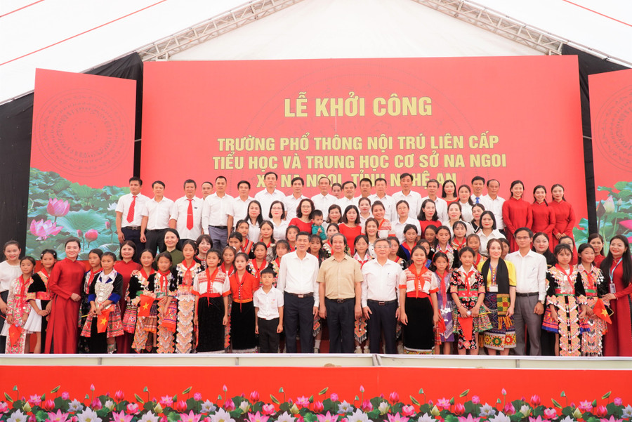 Bộ trưởng Bộ GD&ĐT Nguyễn Kim Sơn chụp ảnh lưu niệm cùng thầy, trò xã biên giới Na Ngoi, Nghệ An. Ảnh: Hồ Lài khoi-cong-truong-lien-cap-na-ngoi-13.jpg