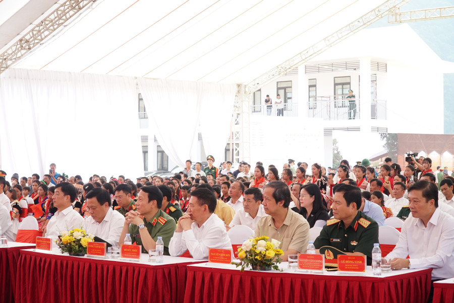 Lãnh đạo Đảng, Nhà nước, các bộ, ngành Trung ương, địa phương dự lễ khởi công Trường Phổ thông nội trú liên cấp Tiểu học và THCS Na Ngoi, Nghệ An. Ảnh: Hồ Lài khoi-cong-truong-lien-cap-na-ngoi-3.jpg