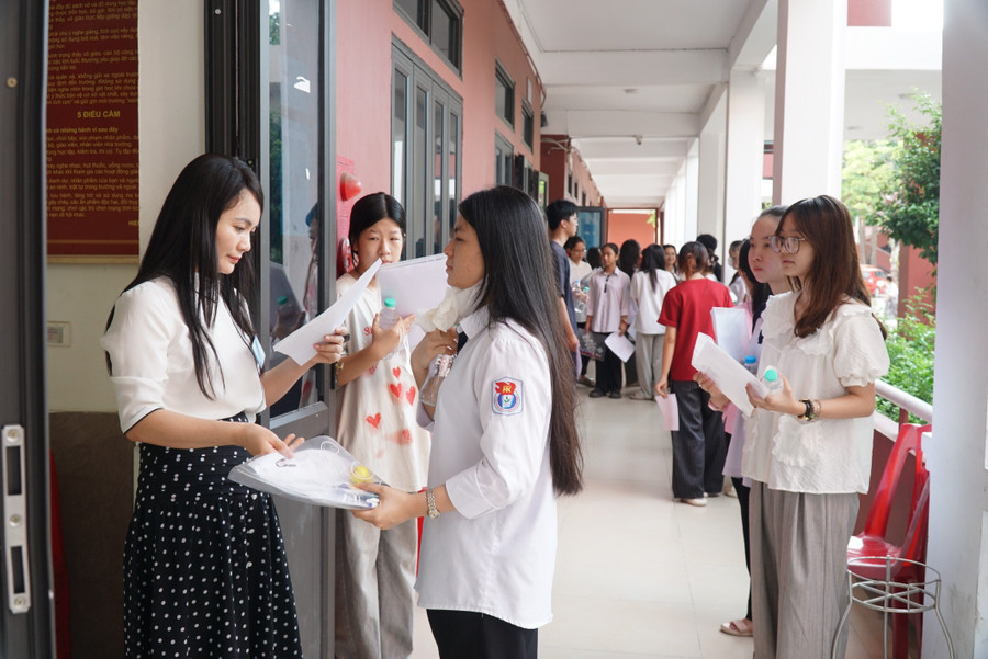 Giám thị kiểm tra thông tin, gọi thí sinh vào phòng thi. sn100250.jpg
