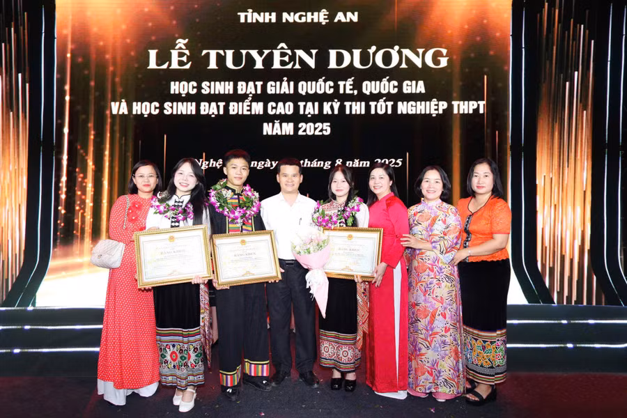 Em Lang Đức Bằng (thứ 3 từ trái sang) là 1 trong 75 học sinh đạt điểm cao tại Kỳ thi Tốt nghiệp THPT năm 2025 được UBND tỉnh Nghệ An tuyên dương. Ảnh: NVCC