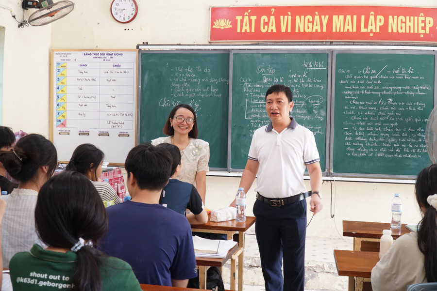 Ban giám hiệu, giáo viên Trường THPT Đô Lương 1 (huyện Đô Lương, Nghệ An) động viên, chúc học sinh làm bài tốt trong kỳ thi tốt nghiệp THPT. Ảnh: Hồ Lài nghe-an-san-sang-thi-tot-nghiep-2025-11.jpg