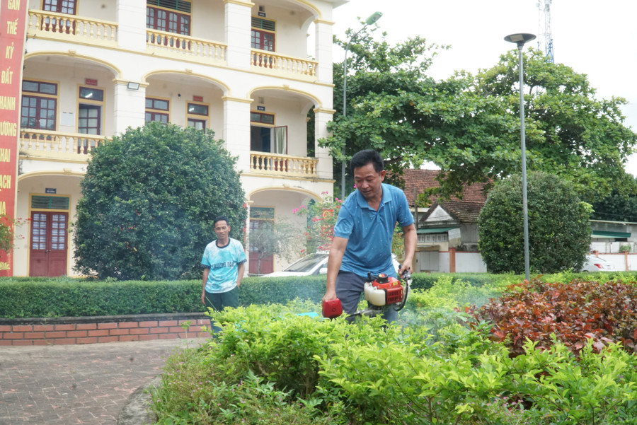 Công tác vệ sinh, chỉnh trang lại điểm thi được khẩn trương thực hiện. Ảnh: Hồ Lài nghe-an-san-sang-thi-tot-nghiep-2025-10.jpg