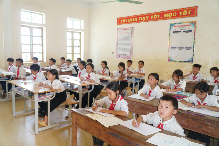 Giờ học của học sinh Trường Phổ thông DTBT Tiểu học và THCS Nậm Càn (Na Ngoi, Nghệ An). Ảnh: Hồ Lài sn109379.jpg
