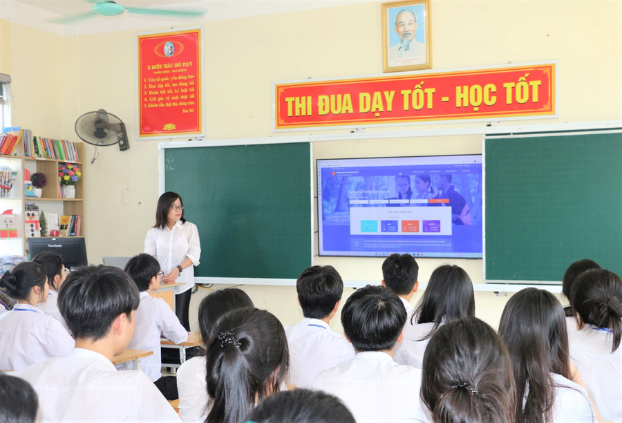 Giáo viên Trường THCS Hà Huy Tập (TP Vinh, Nghệ An) tư vấn cho học sinh đăng ký nguyện vọng vào lớp 10. Ảnh: Hồ Lài