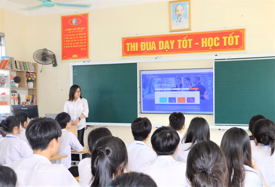 Giáo viên Trường THCS Hà Huy Tập (TP Vinh, Nghệ An) tư vấn cho học sinh đăng ký nguyện vọng vào lớp 10. Ảnh: Hồ Lài