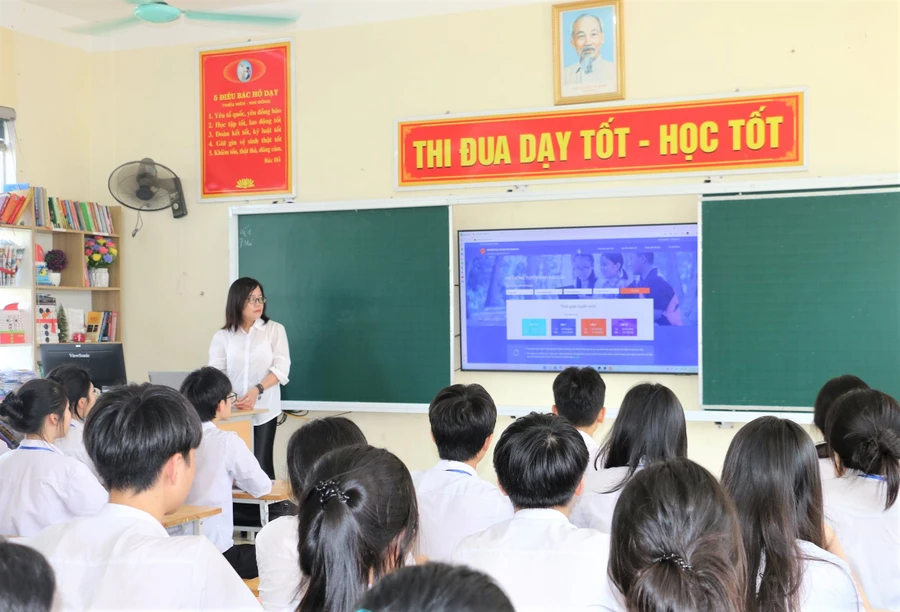 Giáo viên Trường THCS Hà Huy Tập (TP Vinh, Nghệ An) tư vấn cho học sinh đăng ký nguyện vọng vào lớp 10. Ảnh: Hồ Lài