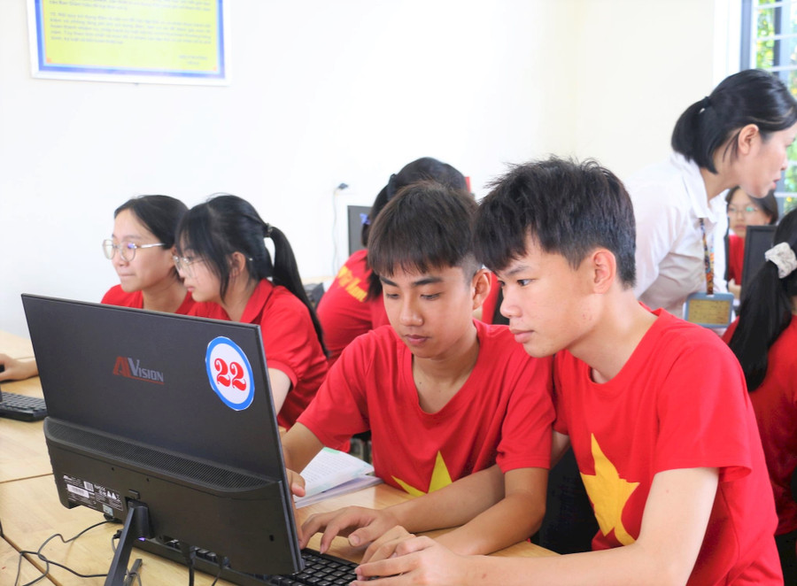 Học sinh Trường THCS Nghi Trung (huyện Nghi Lộc, Nghệ An) đăng ký thi vào lớp 10. Ảnh: Hồ Lài dam-bao-chat-luong-tuyen-sinh-lop-10-nghe-an-2.jpg
