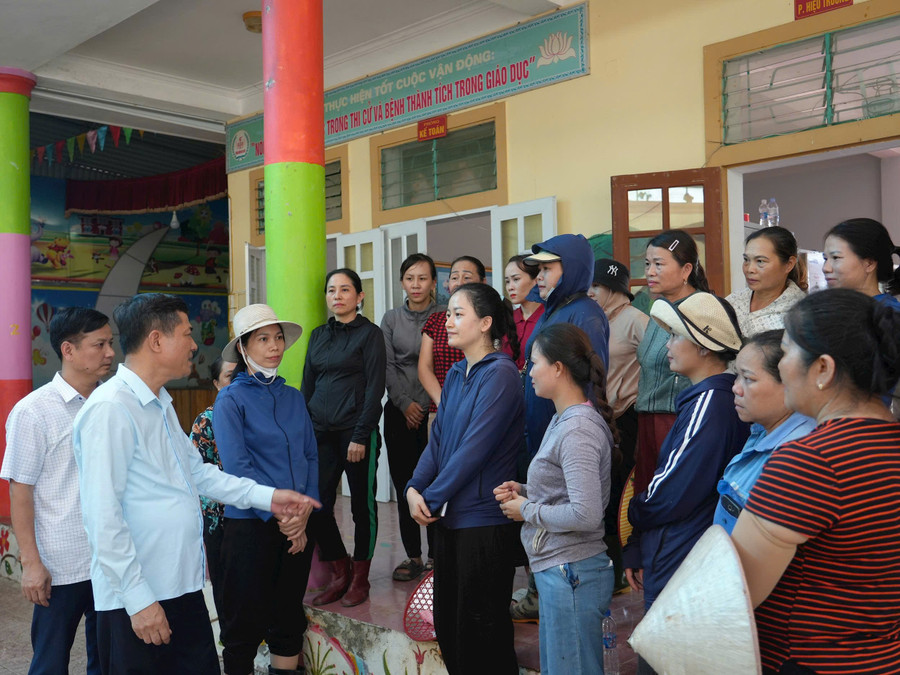 Ông Thái Văn Thành - Giám đốc Sở GD&ĐT Nghệ An trò chuyện, thăm hỏi và động viên giáo viên trường vùng lũ. Ảnh: Hồ Lài ho-tro-truong-hoc-vung-lu-3.jpg