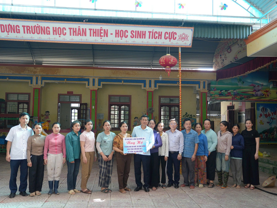 Đoàn công tác Sở GD&ĐT Nghệ An trao quà hỗ trợ Trường Mầm non Chi Khê (xã Con Cuông) bị thiệt hại do mưa lũ. Ảnh: Hồ Lài
