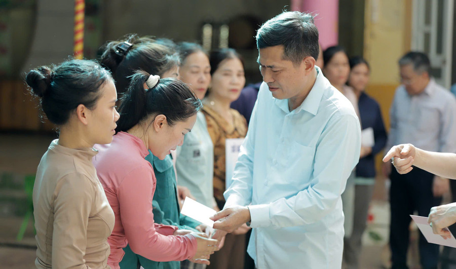 Ngành giáo dục Nghệ An trao quà hỗ trợ giáo viên bị thiệt hại do mưa lũ. Ảnh: Hồ Lài ho-tro-truong-hoc-vung-lu-5.jpg