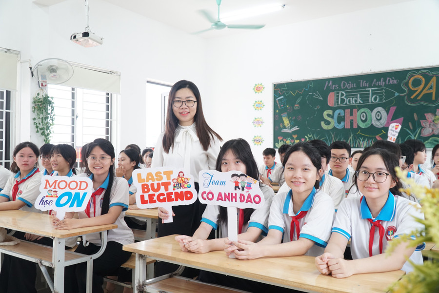Cô giáo Đậu Thị Anh Đào đã chủ nhiệm, đồng hành với lớp 9A Trường THCS Hưng Bình năm thứ 3, vì vậy, ngày tựu trường là ngày gặp lại đầy mong chờ. Cô mong muốn cả lớp sẽ có một năm học đầy nỗ lực, cố gắng và đạt được kết quả tốt nhất. Ảnh: Hồ Lài sn101487.jpg