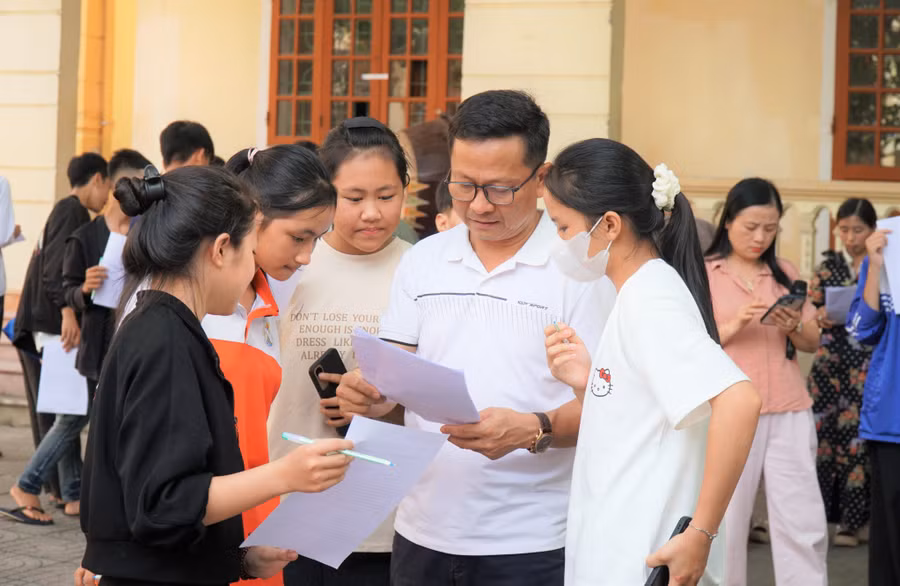 Giáo viên Trường THPT Nguyễn Cảnh Chân (xã Đại Đồng, Nghệ An) hướng dẫn, tư vấn cho học sinh đăng ký lớp, nhóm môn lựa chọn phù hợp. Ảnh: Hồ Lài