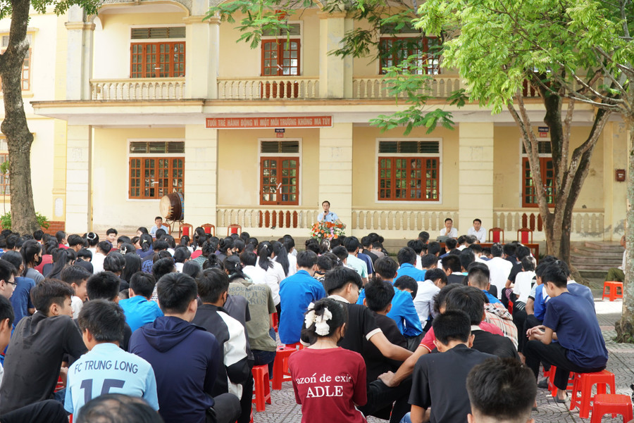 Trường THPT Nguyễn Cảnh Chân (xã Đại Đồng, Nghệ An) tổ chức tư vấn, hướng dẫn đăng ký tổ hợp môn học tự chọn cho học sinh khối 10. Ảnh: Hồ Lài tu-van-chon-mon-hoc-1.jpg