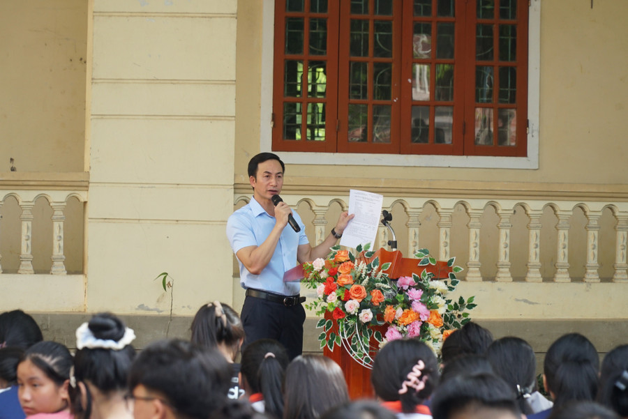 Đại diện ban giám hiệu nhà trường hướng dẫn cụ thể để học sinh tìm hiểu, cân nhắc trước khi đưa ra quyết định chọn lớp, chọn môn học. Ảnh: Hồ Lài tu-van-chon-mon-hoc-3.jpg