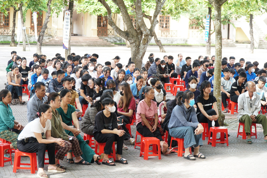 Tham gia chương trình có gần 400 học sinh, phụ huynh của trường. Ảnh: Hồ Lài tu-van-chon-mon-hoc-2.jpg