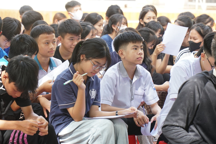Học sinh cân nhắc lựa chọn lớp, môn tự chọn dựa vào năng lực và định hướng nghề nghiệp sau này. Ảnh: Hồ Lài tu-van-chon-mon-hoc-4.jpg