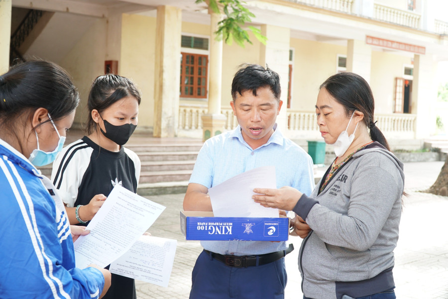 Giáo viên nhà trường tư vấn, giải thích về Chương trình GDPT 2018 và các nhóm lớp cho phụ huynh. Ảnh: Hồ Lài tu-van-chon-mon-hoc-8.jpg