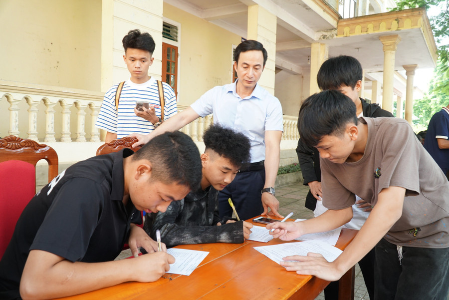 Việc chọn nhóm lớp phù hợp giúp học sinh sẽ thuận lợi trong quá trình cũng như định hướng đào tạo tiếp theo sau khi tốt nghiệp THPT. Ảnh: Hồ Lài tu-van-chon-mon-hoc-7.jpg