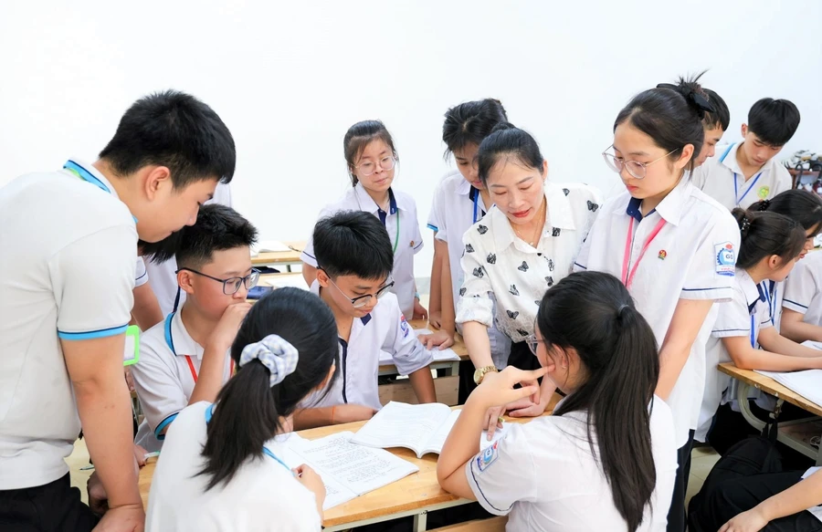 Giáo viên Trường THCS Trà Lân (huyện Con Cuông, Nghệ An) trao đổi bài trực tiếp theo nhóm học sinh. Ảnh: Hồ Lài
