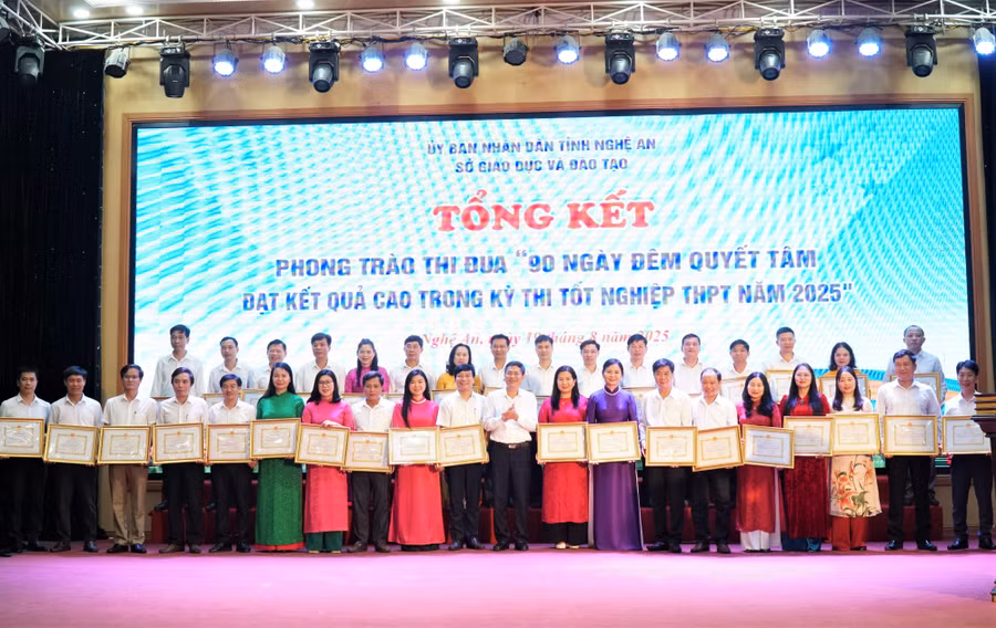 Sở GD&ĐT Nghệ An trao giấy khen cho các tập thể đạt thành tích xuất sắc tại Kỳ thi tốt nghiệp THPT năm 2025. Ảnh: Hồ Lài