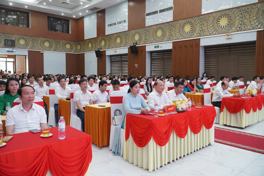المندوبون الذين حضروا الملخص. تصوير: هو لاي tong-ket-phong-trao-thi-dua-90-ngay-dem-4.jpg