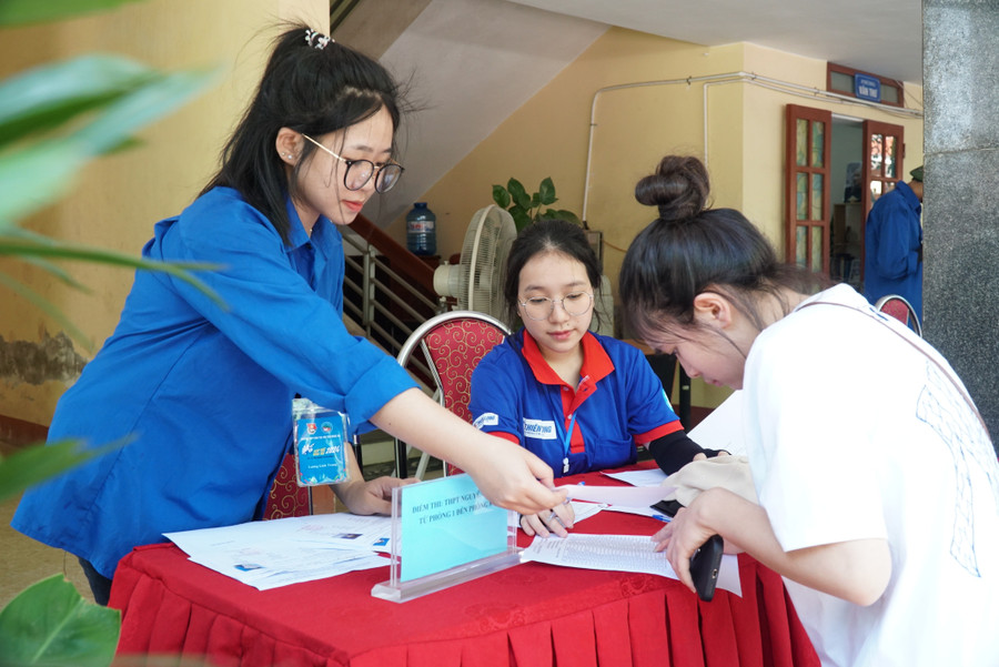 Học sinh các huyện đến dự thi vào Trường Phổ thông DTNT-THPT tỉnh Nghệ An năm 2024. Ảnh: Hồ Lài