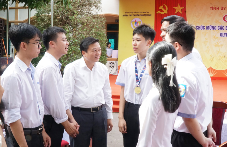 Lãnh đạo tỉnh Nghệ An gặp mặt, trò chuyện với học sinh đạt giải tại các kỳ thi Olympic khu vực và quốc tế năm 2025. Ảnh: Hồ Lài