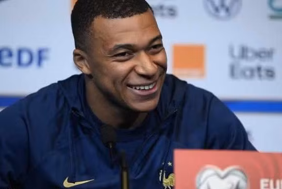 Mbappe tiếp tục gắn bó với PSG.